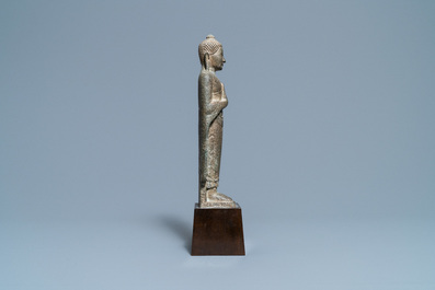 Een Khmer zandstenenen figuur van Boeddha, Thailand, Lopburi periode, 12/14e eeuw