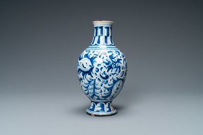 Een blauw-witte Antwerpse majolica 'a foglie' apothekersfles, 2e helft 16e eeuw