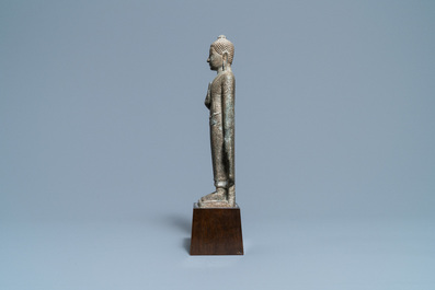 Een Khmer zandstenenen figuur van Boeddha, Thailand, Lopburi periode, 12/14e eeuw