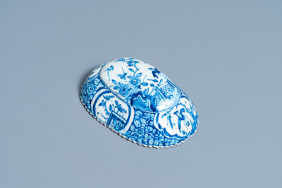 Un dos de brosse en fa&iuml;ence de Delft en bleu et blanc &agrave; d&eacute;cor d'une chinoiserie, 18&egrave;me