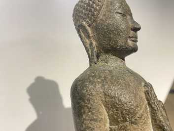 Een Khmer zandstenenen figuur van Boeddha, Thailand, Lopburi periode, 12/14e eeuw