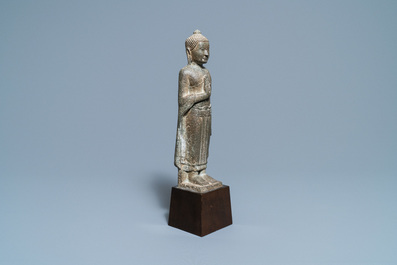 Een Khmer zandstenenen figuur van Boeddha, Thailand, Lopburi periode, 12/14e eeuw