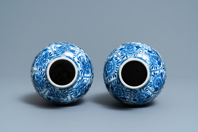 Een paar Chinese blauw-witte vazen met floraal decor, Kangxi