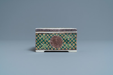 Een vierkante Chinese verte biscuit dekseldoos, Kangxi