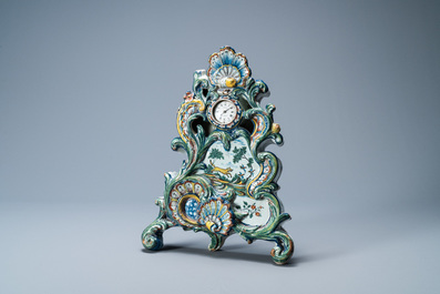 Un exceptionnel porte-montre en fa&iuml;ence polychrome de Delft, dat&eacute; 1772