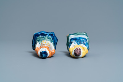 Une paire de figures de marchandes en fa&iuml;ence de Delft polychrome, 18&egrave;me