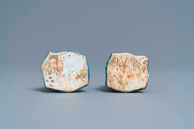 Een paar polychrome Delftse figuren van verkoopsters, 18e eeuw