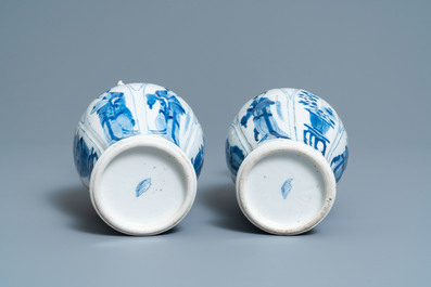 Een paar Chinese blauw-witte vazen met olifantenoren, Kangxi