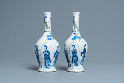 Een paar Chinese blauw-witte vazen met olifantenoren, Kangxi