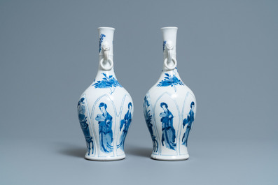 Een paar Chinese blauw-witte vazen met olifantenoren, Kangxi
