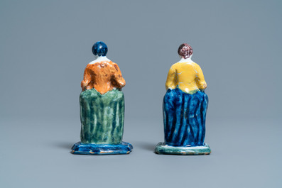 Une paire de figures de marchandes en fa&iuml;ence de Delft polychrome, 18&egrave;me