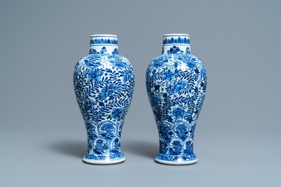 Een paar Chinese blauw-witte vazen met floraal decor, Kangxi