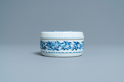 Een ronde Chinese blauw-witte dekseldoos, Kangxi