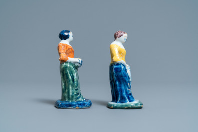 Une paire de figures de marchandes en fa&iuml;ence de Delft polychrome, 18&egrave;me