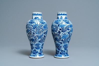 Een paar Chinese blauw-witte vazen met floraal decor, Kangxi