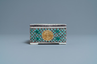Een vierkante Chinese verte biscuit dekseldoos, Kangxi