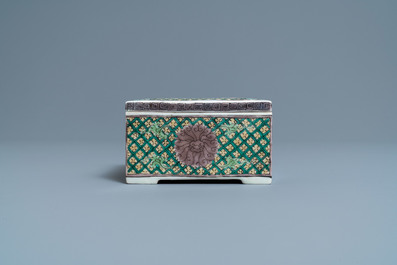 Een vierkante Chinese verte biscuit dekseldoos, Kangxi