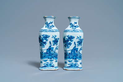 Une paire de vases en fa&iuml;ence de Delft en bleu et blanc et une assiette 'queue de paon' polychrome, 18&egrave;me