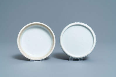 Een ronde Chinese blauw-witte dekseldoos, Kangxi