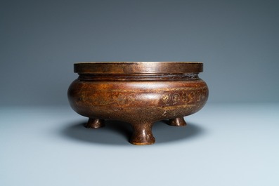 Een Chinese deels vergulde bronzen driepotige wierookbrander, Xuande merk, Qing