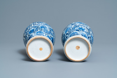 Een paar Chinese blauw-witte vazen met floraal decor, Kangxi