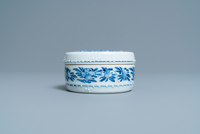 Een ronde Chinese blauw-witte dekseldoos, Kangxi