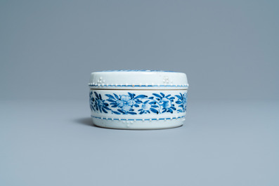 Een ronde Chinese blauw-witte dekseldoos, Kangxi