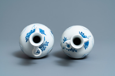 Een paar Chinese blauw-witte vazen met olifantenoren, Kangxi