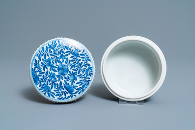 Een ronde Chinese blauw-witte dekseldoos, Kangxi