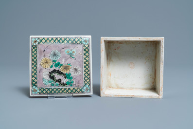 Een vierkante Chinese verte biscuit dekseldoos, Kangxi