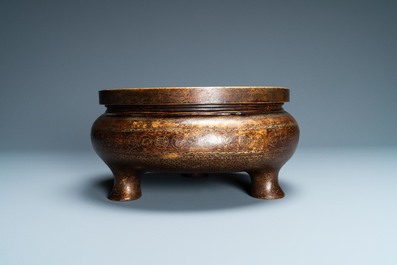 Een Chinese deels vergulde bronzen driepotige wierookbrander, Xuande merk, Qing
