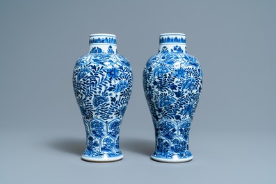 Een paar Chinese blauw-witte vazen met floraal decor, Kangxi