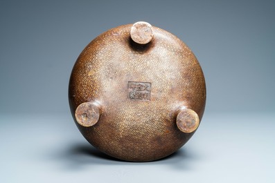 Een Chinese deels vergulde bronzen driepotige wierookbrander, Xuande merk, Qing