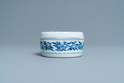 Een ronde Chinese blauw-witte dekseldoos, Kangxi
