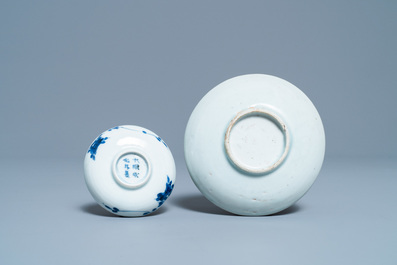 Twee Chinese blauw-witte bordjes met gedichten, Transitie periode en Kangxi