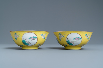Een paar Chinese famille rose kommen met gele sgraffito fond, Guangxu merk en periode