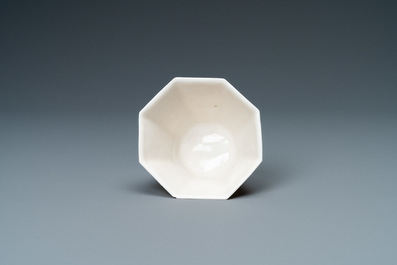 An octagonal Chinese Dehua bowl with incised floral design, Kangxi