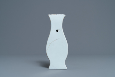Un vase murale en porcelaine de Chine wucai, &eacute;poque Transition