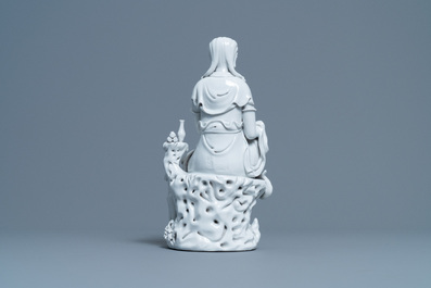 Een Chinese Dehua blanc de Chine figuur van Guanyin, He Chaozong merk, 20e eeuw