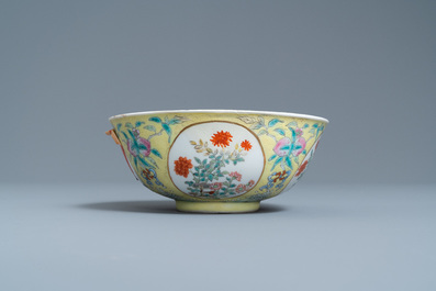 Un bol en porcelaine de Chine famille rose &agrave; fond jaune sgraffito, marque et &eacute;poque de Daoguang
