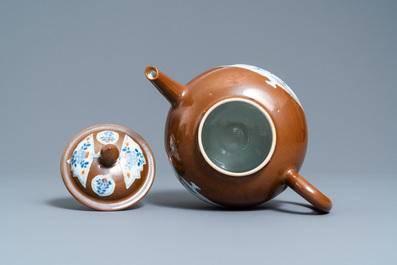 Een grote Chinese capucijnbruine theepot, Qianlong