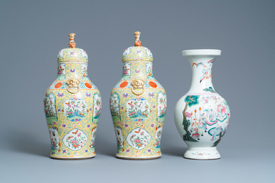 Une paire de vases en porcelaine de Chine famille rose de Canton et un &agrave; d&eacute;cor de guerriers, marque de Qianlong, 19&egrave;me
