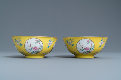 Een paar Chinese famille rose kommen met gele sgraffito fond, Guangxu merk en periode