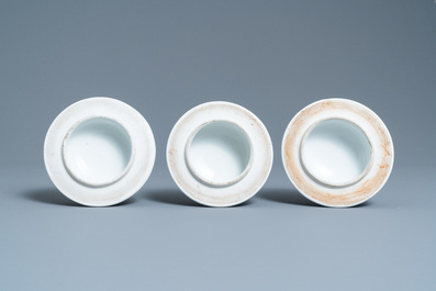 Drie Chinese blauw-witte dekselvazen, Kangxi merk, 19e eeuw