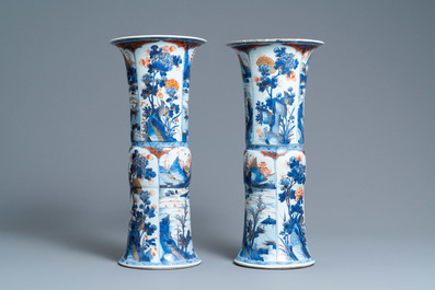 Een paar Chinese Imari-stijl 'gu' vazen, Kangxi