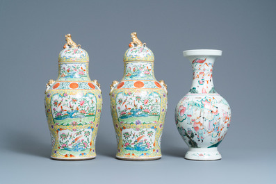 Une paire de vases en porcelaine de Chine famille rose de Canton et un &agrave; d&eacute;cor de guerriers, marque de Qianlong, 19&egrave;me
