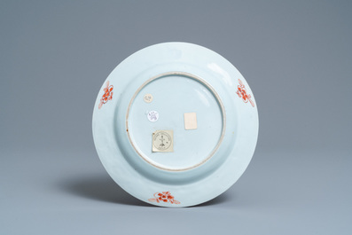 Une assiette en porcelaine de Chine famille rose &agrave; d&eacute;cor de canards et d'immortels, Yongzheng