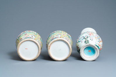 Une paire de vases en porcelaine de Chine famille rose de Canton et un &agrave; d&eacute;cor de guerriers, marque de Qianlong, 19&egrave;me