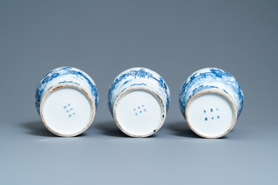 Drie Chinese blauw-witte dekselvazen, Kangxi merk, 19e eeuw