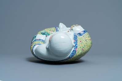 Een Chinese famille rose figuur van Boeddha, 19e eeuw